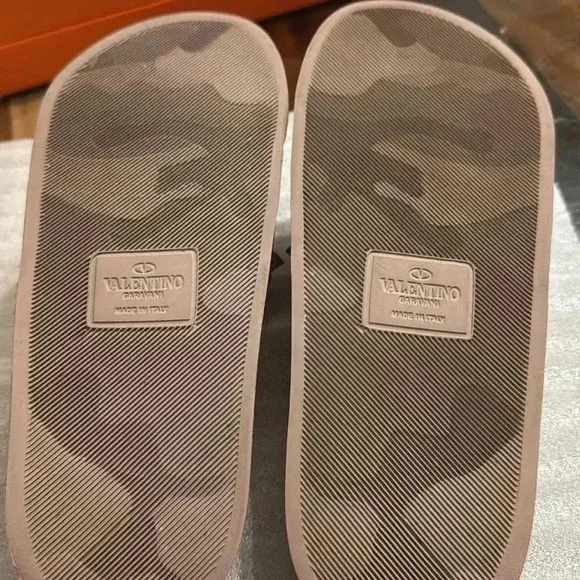 Valentino Garavani
Rockstud Rubber Slider Sandals - Picture 6 of 6